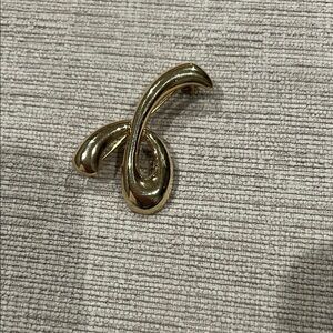 Vintage Gold tone brooch pin
